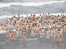 300多人裸体踏浪为慈善活动助阵
